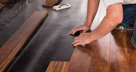 Installation de plancher de bois franc